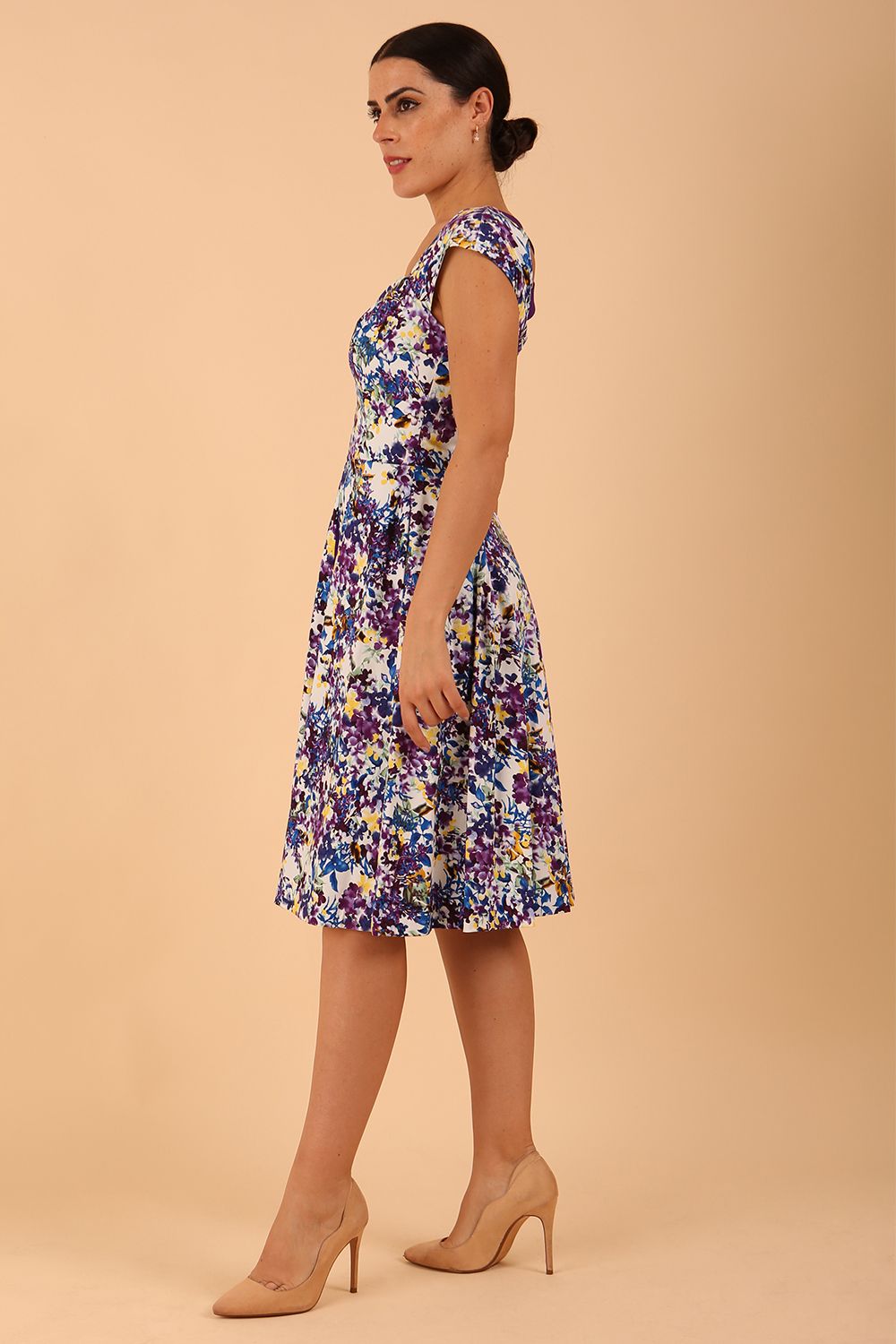 model wearing a diva catwalk Shayla Swing Dress sleeveless swing skirt dress in kew print colour side