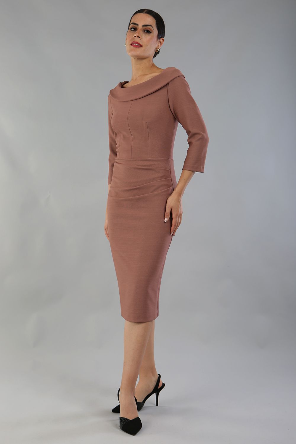 model wearing a divacatwalk Seed Spotlight Round Collar Dress 3/4 sleeve knee length in acorn brown colour