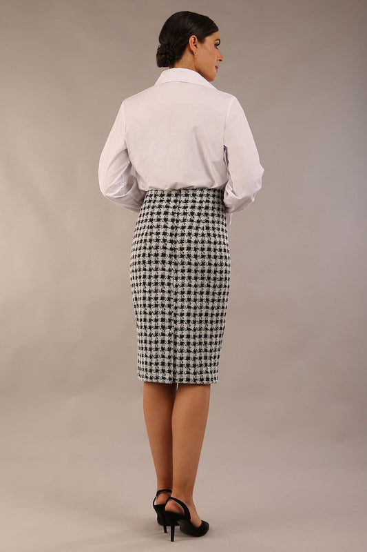 model wearing a diva catwalk Pebble Stretch Perro Skirt, pencil skirt, below the knee length in black and white with Houndstooth Print