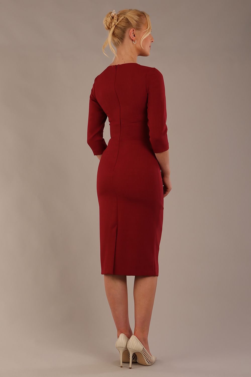 model is wearing the Diva Catwalk Ubrique pencil dress with Long sleeves and keyhole detail in Wine fabric colour back (Wine)