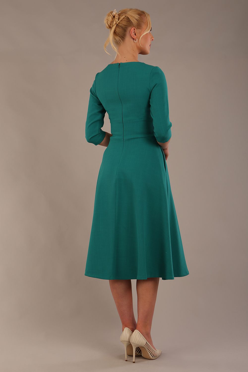 model is wearing diva catwalk casares swing dress with a keyhole neckline three quarter sleeve dress with pocket detail in Parasailing green back (Parasailing Green)