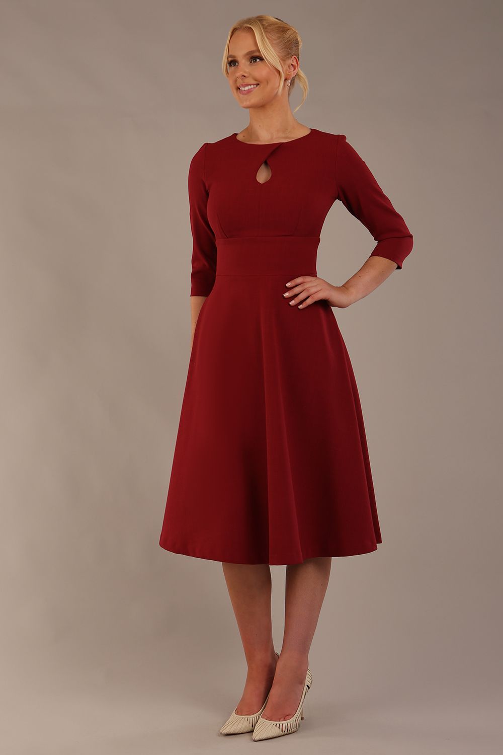 model is wearing diva catwalk casares swing dress with a keyhole neckline three quarter sleeve dress with pocket detail in Wine front side (Wine)
