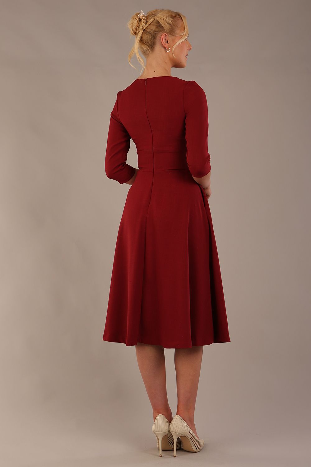 model is wearing diva catwalk casares swing dress with a keyhole neckline three quarter sleeve dress with pocket detail in Wine back (Wine)