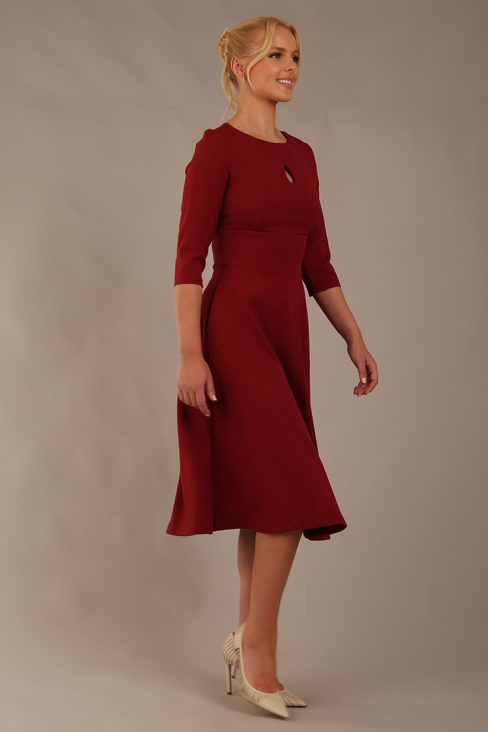 model is wearing diva catwalk casares swing dress with a keyhole neckline three quarter sleeve dress with pocket detail in Wine front side (Wine)