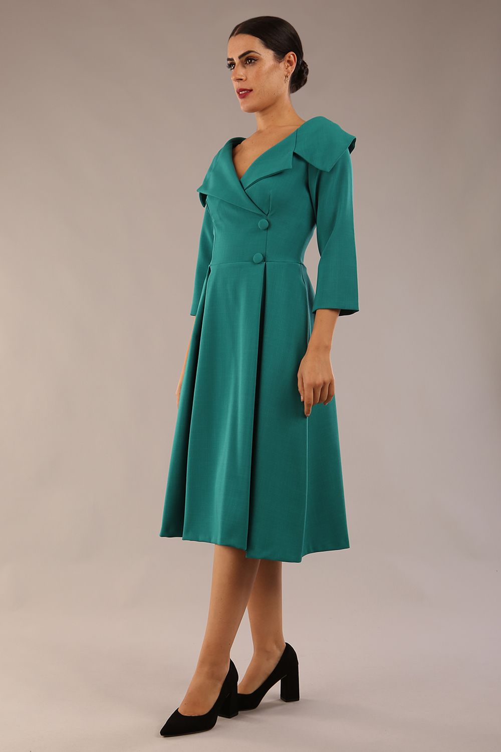 model is wearing diva catwalk gatsby swing dress with pocket detail and wide v-neck collar and buttons down the front panel in parasailing green front side