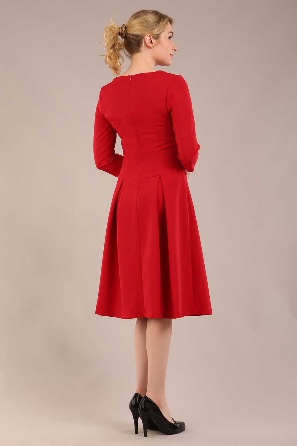 model is wearing a diva catwalk Cordelia Square Neck Pleated Midi A-line Dress with 3/4 sleeve in dark red colour back