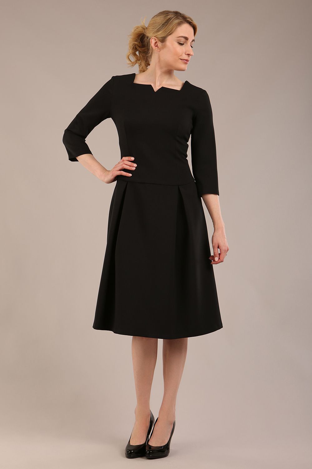 model is wearing a diva catwalk Cordelia Square Neck Pleated Midi A-line Dress with 3/4 sleeve in black colour front