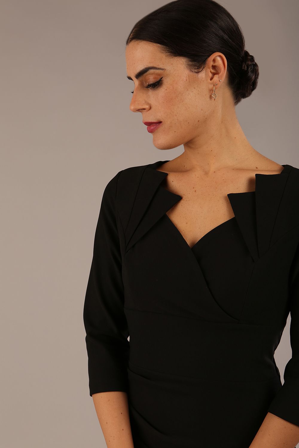 model is wearing a diva catwalk Indira 3/4 Sleeve Knee Length Pencil Dress
collar detail in black colour