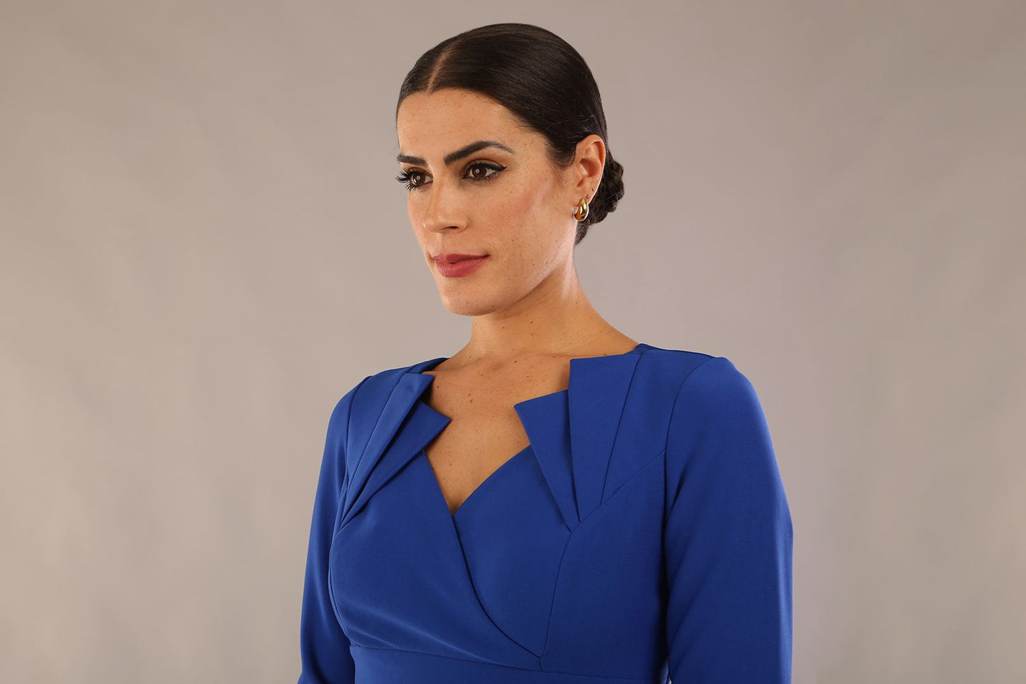 model is wearing a diva catwalk Indira 3/4 Sleeve Knee Length Pencil Dress
collar detail in cobalt blue colour