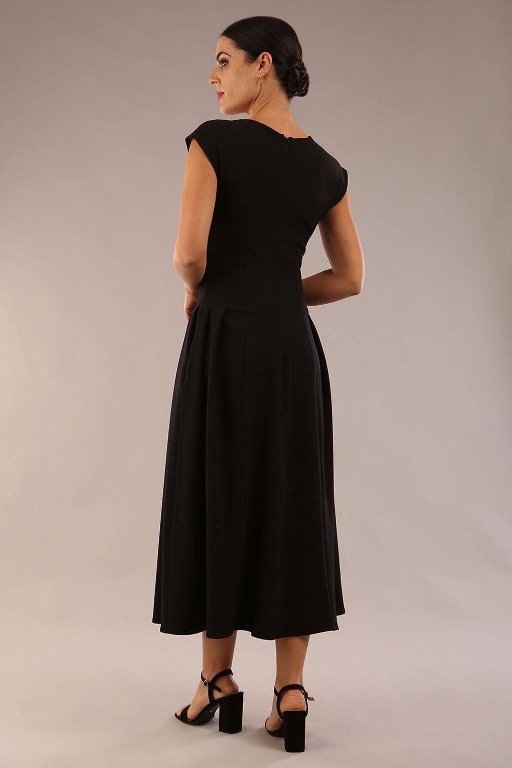 brunette model is wearing a diva catwalk Audrey Dress With Pockets sleeveless and ankle length in black colour