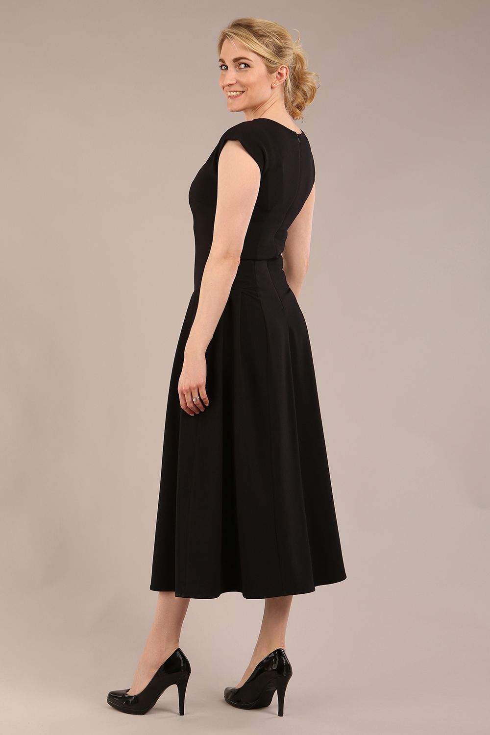 brunette model is wearing a diva catwalk Audrey Dress With Pockets sleeveless and ankle length in black colour