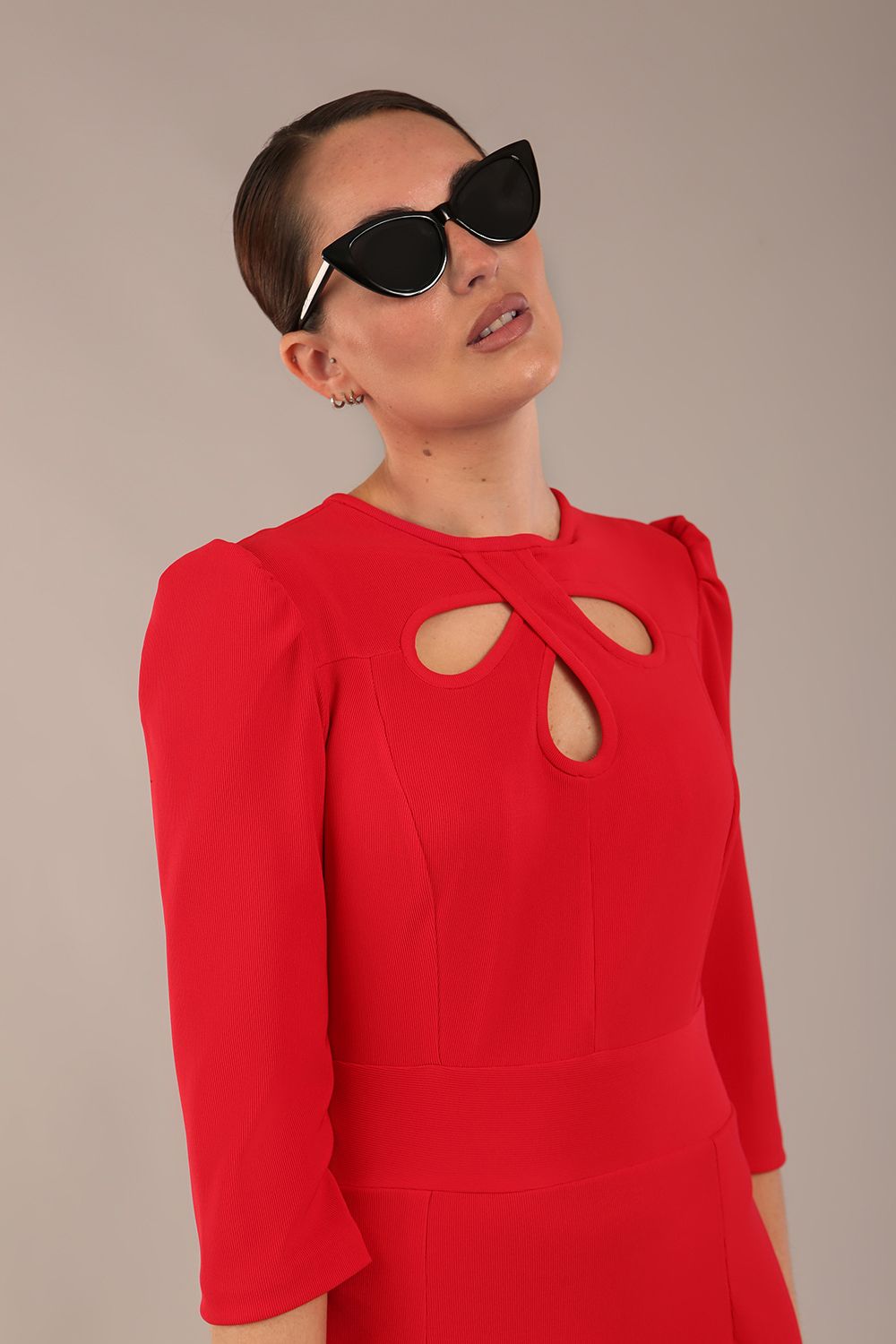 model is wearing a diva catwalk Quintessa Three Petal Keyhole Pencil Dress with 3/4 sleeves round neckline a below the knee length in red colour