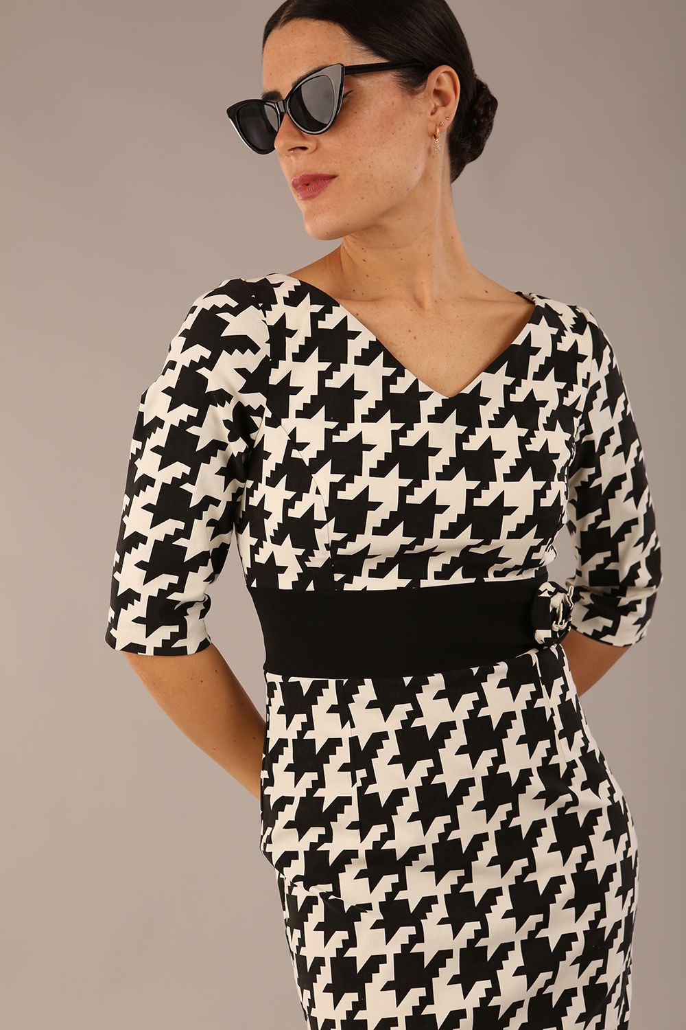 OP-ART V-Neck Sleeved Monochrome Pencil Dress 