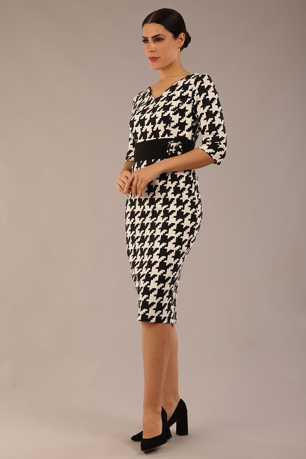 OP-ART V-Neck Sleeved Monochrome Pencil Dress 