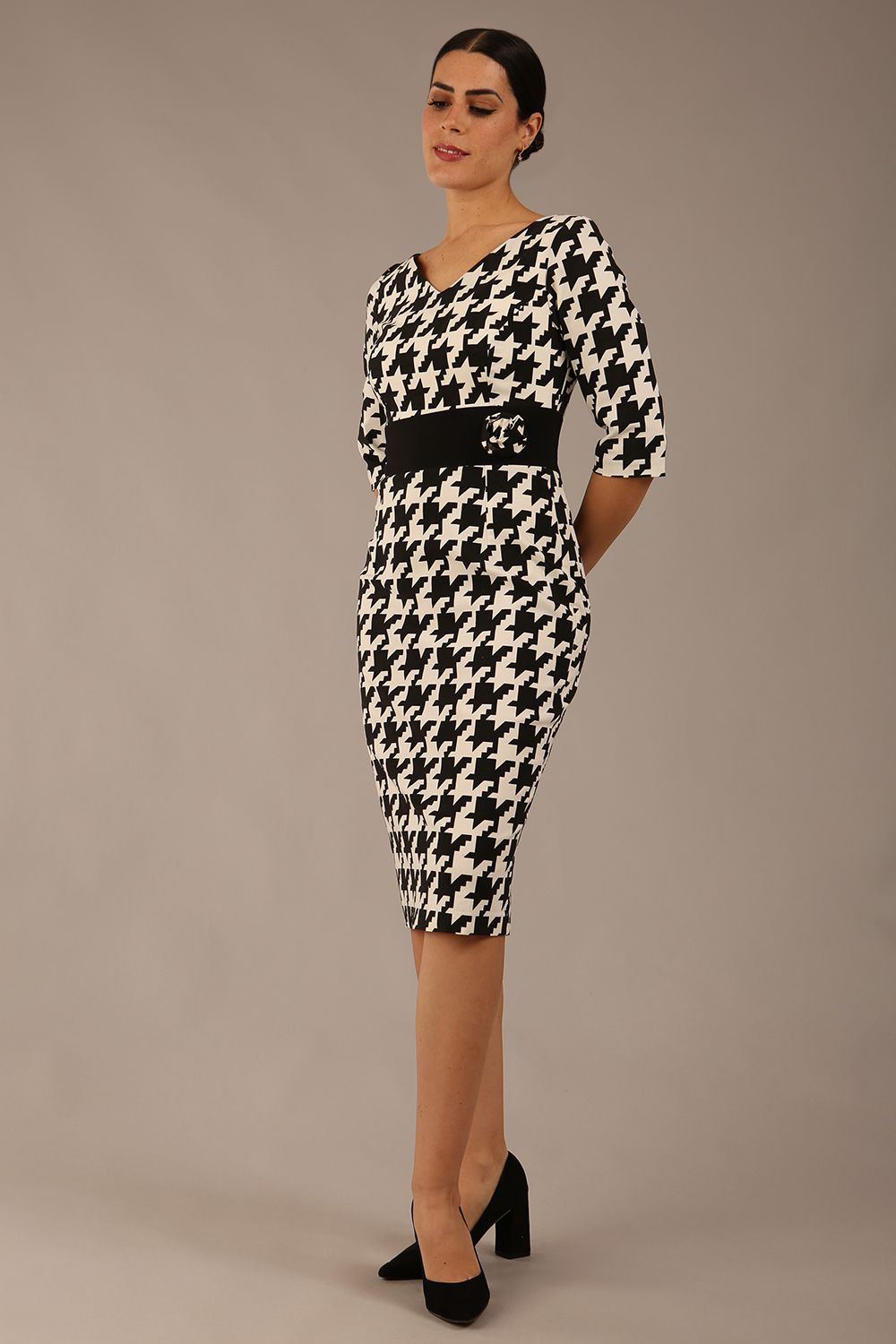 OP-ART V-Neck Sleeved Monochrome Pencil Dress 