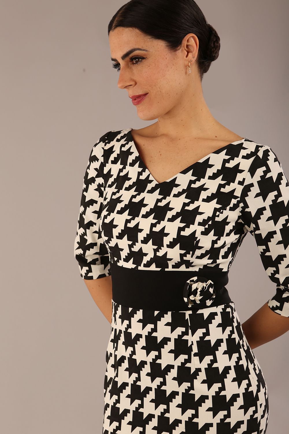 OP-ART V-Neck Sleeved Monochrome Pencil Dress 