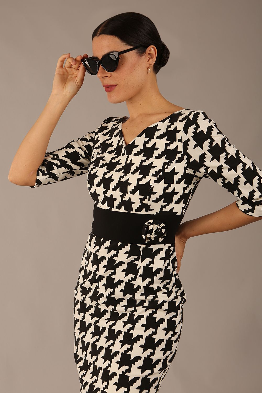 OP-ART V-Neck Sleeved Monochrome Pencil Dress 