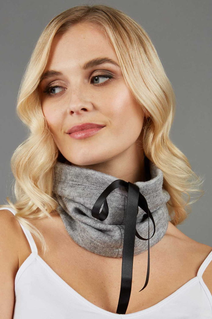 blonde model is wearing diva catwalk rappa soft neck warmer in grey front